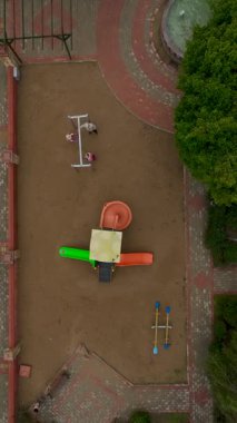 Çocuk yapısı güvenli tırmanış ve kayma için odundan yapılmıştır..