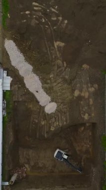 Kazıcı gerekli derinliğe ulaşmak için çalışır.