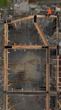 Takım yapı seviyesini seviye seviye oluşturur.