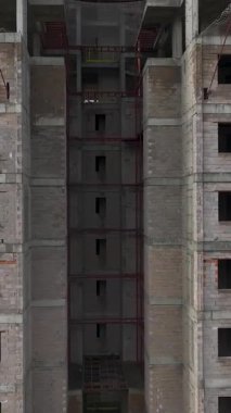 Ekip eklemleri güvence altına alıyor ve destekliyor.