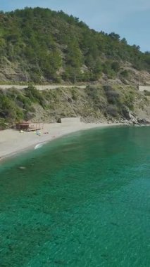 Paddleboardcular güneşin altında temiz mavi suyu keşfediyorlar..