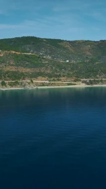 Akdeniz yüzeyinde beyaz yat sorunsuzca süzülüyor..