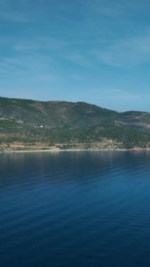 Lüks tekne açık gökyüzü altında yelken açar..