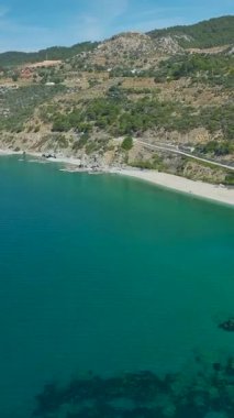 Paddleboard Mürettebatının Sakin Su Üzerine Dinlenen Dikey Videosu