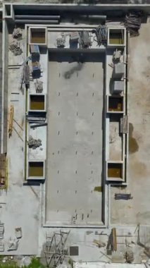 İnşaat ekibi yapı kurulumu ile ilerliyor.