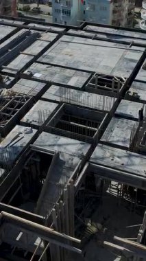 Makineler işçilere inşaat işlerinde yardımcı olur.