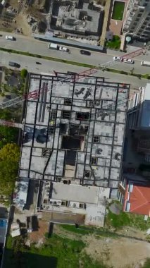 Yeni İnşa Edilen Seviyelerde Metal Kurulumunun Dikey Videosu