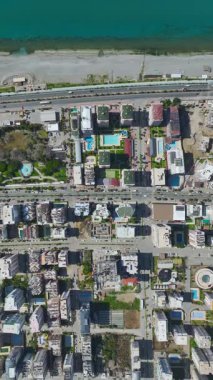 Ağır ekipman metal parçaları kaldırır.