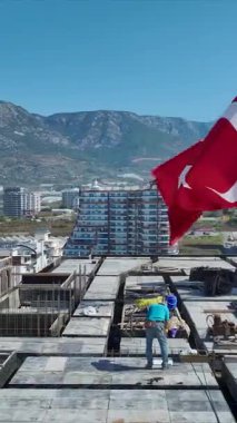 Turnalar büyük çelik parçaları hareket ettirir.