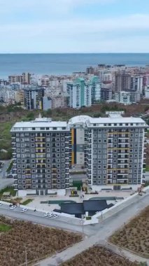 Deniz kenarındaki emlak bölgesi.