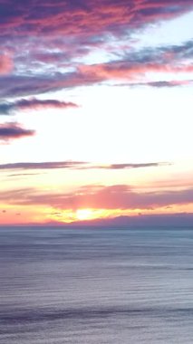 Huzurlu deniz yüzeyinde altın yansımalar.