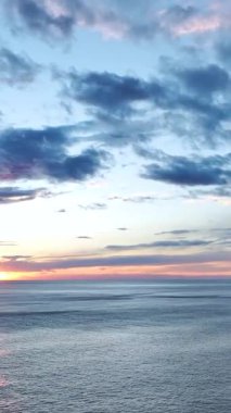 Akşam ışıltısı ve pürüzsüz okyanus hareketi.