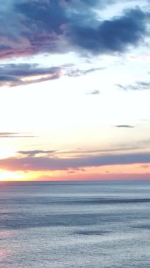 Sakin okyanus ve ılık renk tonları.