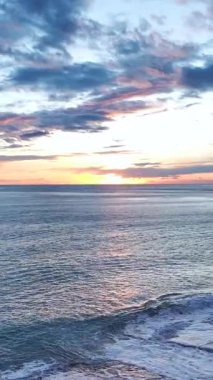 Denize yansıyan ılık parıltı.