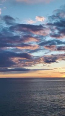 Turuncu gökyüzü ile doğal deniz renkleri.