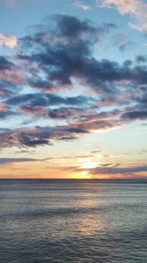 Güneş ışığı suda doku oluşturur.