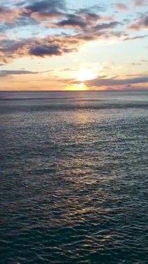 Altın saatte okyanus dokusunu rahatlatıyor..