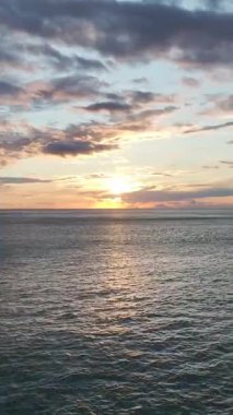 Güzel desenli mavi deniz ve gökyüzü.