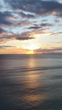 Altın gökyüzünün altında güzel okyanus dokusu.