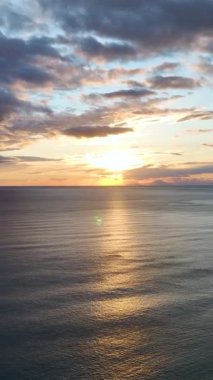 Sıcak gökyüzü ve sessiz su manzarası.