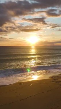 Sakin deniz yüzeyi ve turuncu gökyüzü.