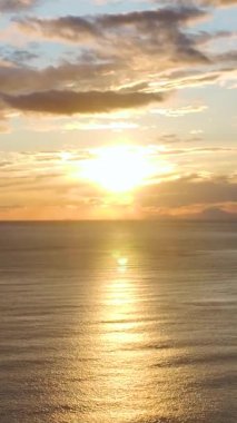 Yumuşak hareket ve renklerle akşam görüntüsü.