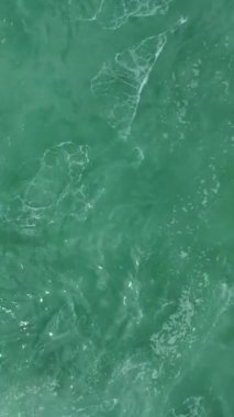 Güçlü doğal su hareketi.