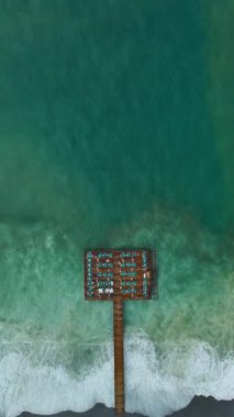 İskeledeki yumuşak, sakin okyanus dokusu.