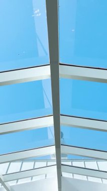 Yeşillik ve modern yerleşim alanları olan binalar.