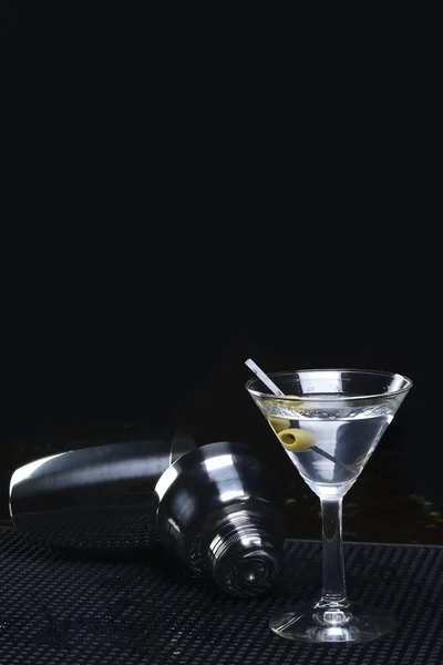 Cóctel Martini con aceitunas —  Fotos de Stock