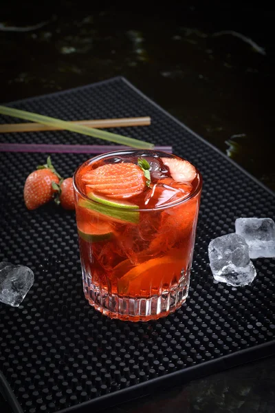 Caipirinha alla fragola con ghiaccio — Foto Stock