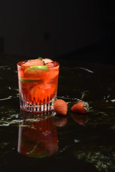 Caipirinha alla fragola con ghiaccio Immagini Stock Royalty Free