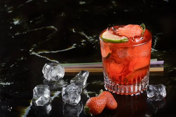 Caipirinha alla fragola con ghiaccio Foto Stock