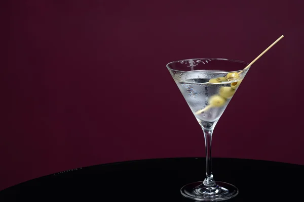 Martini cocktail med oliver — Stockfoto