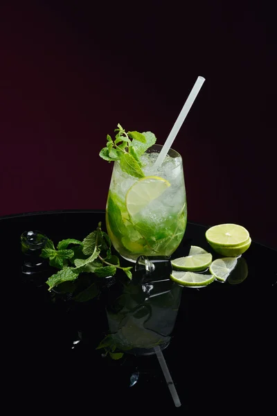 Mojito med lime is och mynta — Stockfoto