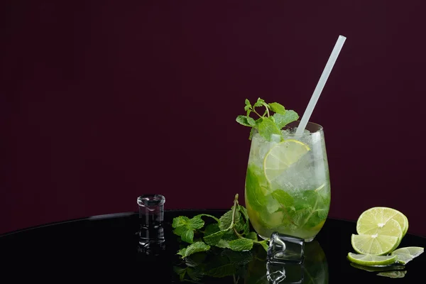 Mojito med lime is och mynta — Stockfoto