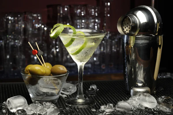 Cocktail martini in tavola — Foto Stock