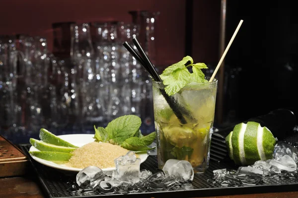 Mojito kireç buz ve nane ile