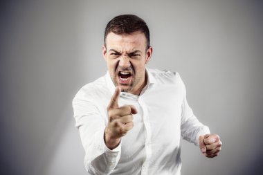 gri arka plan üzerinde çığlık işadamı