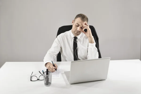 Businessman writing on the gray background — Stock Photo, Image