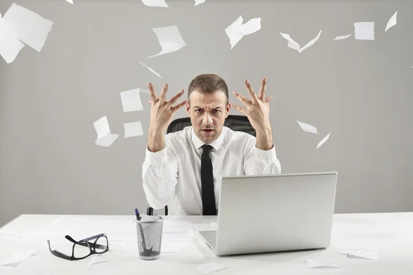 Angry businessman beating his fits on the table — Stock Photo, Image