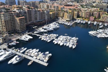 Güneşli marina Monako'da defne