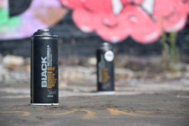 KHARKOV, UKRAINE - 16 Ağustos 2020: kullanılan Montana siyah aerosol sprey kutuları grafiti resimlerine karşı. MTN veya Montana-cans yüksek basınçlı sprey boya ürünleri üreticisi