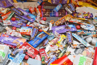 KHARKOV, UKRAINE - 8 Nisan 2020: Dünya çapında ünlü markaların kullandığı birçok paket ve kutu. Çeşitli renk ve malzemelerden oluşan çöp deseni