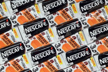 KHARKOV, UKRAINE - 21 Mart 2020: çok sayıda Nescafe karamel kremalı kahve çubuğu. Nescafe, İsviçreli çok uluslu şirket Nestle tarafından üretilen bir kahve markasıdır.