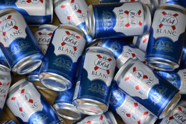 KHARKOV, UKRAINE - 22 AĞUSTOS 2020: 1664 Blanc logosu büyük yığın halinde bira kutuları. 1664 Blanc, Fransız bira fabrikası Kronenbourg 'dan dünya çapında ihraç edilen buğday birasıdır.