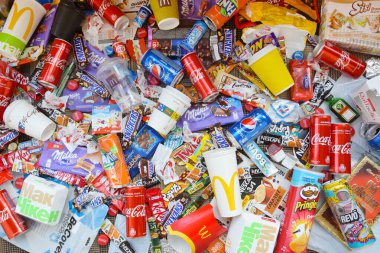 KHARKOV, UKRAINE - 8 Nisan 2020: Dünya çapında ünlü markaların kullandığı birçok paket ve kutu. Çeşitli renk ve malzemelerden oluşan çöp deseni