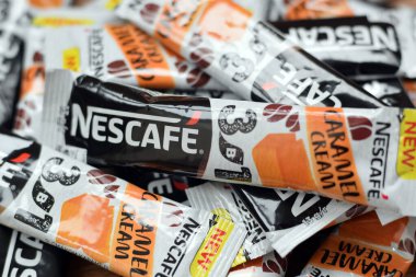 KHARKOV, UKRAINE - 21 Mart 2020: çok sayıda Nescafe karamel kremalı kahve çubuğu. Nescafe, İsviçreli çok uluslu şirket Nestle tarafından üretilen bir kahve markasıdır.