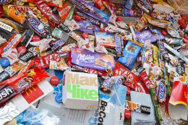 KHARKOV, UKRAINE - 8 Nisan 2020: Dünya çapında ünlü markaların kullandığı birçok paket ve kutu. Çeşitli renk ve malzemelerden oluşan çöp deseni