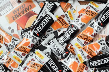 KHARKOV, UKRAINE - 21 Mart 2020: çok sayıda Nescafe karamel kremalı kahve çubuğu. Nescafe, İsviçreli çok uluslu şirket Nestle tarafından üretilen bir kahve markasıdır.